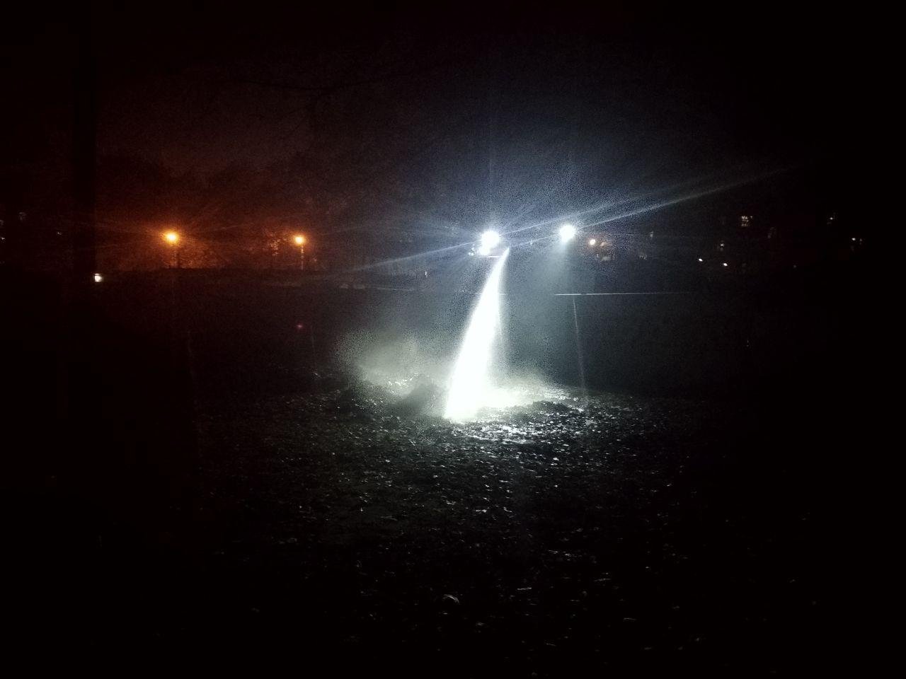 Спасателям пришлось тушить листву через забор