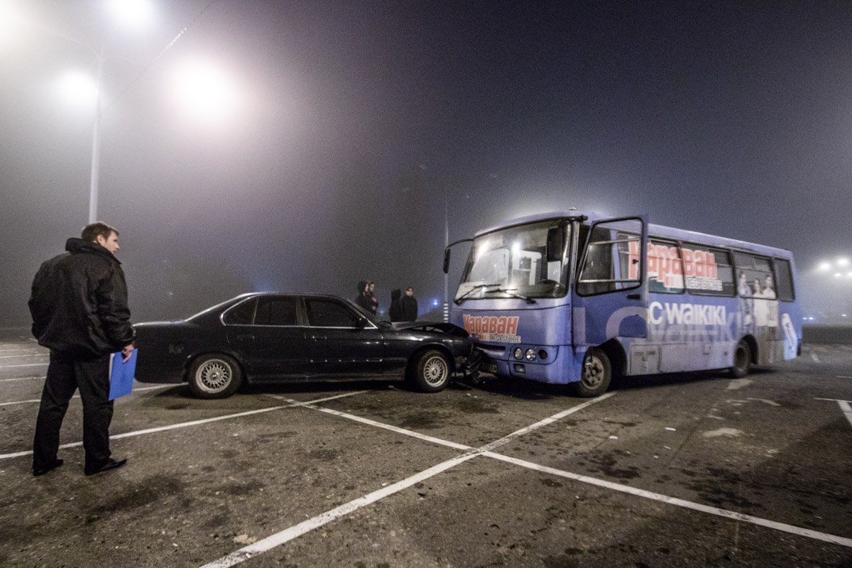 На парковке ТРЦ "Караван" столкнулись рейсовый автобус и BMW