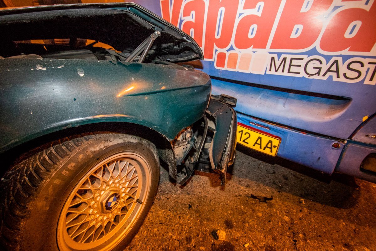 BMW заезжал на парковку Каравана, а автобус выезжал с нее