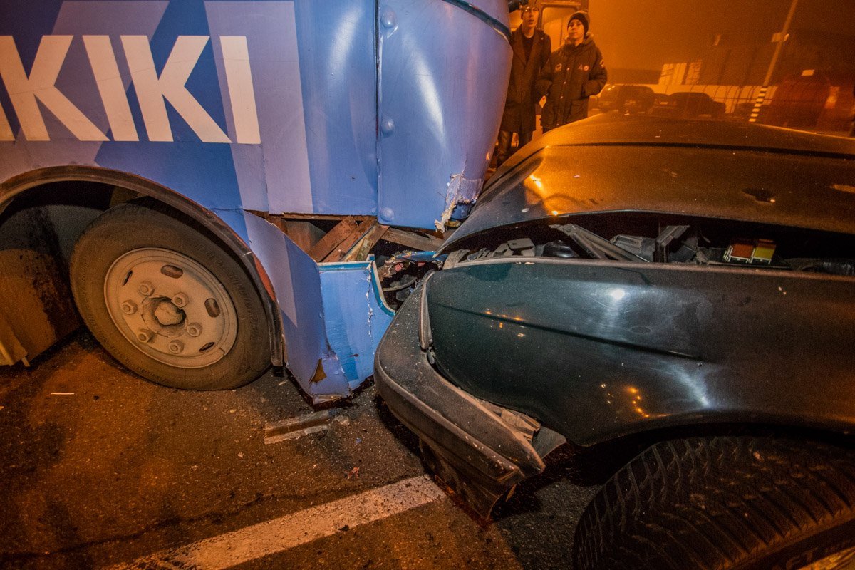 Автомобили не поделили дорогу