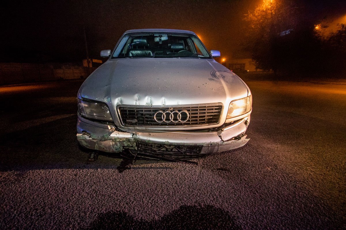 Водитель Audi врезался в забор жилого дома Водитель Audi врезался в забор жилого дома