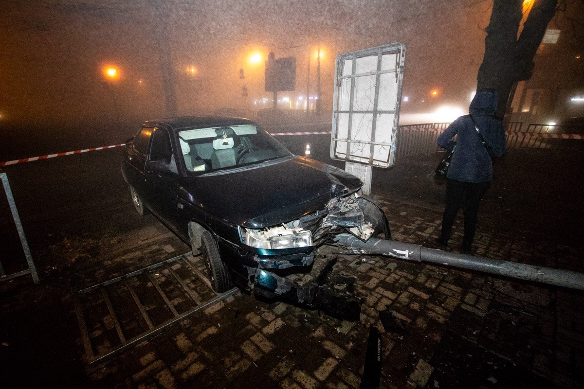 Автомобиль Lada снес ограждение и светофор Автомобиль Lada снес ограждение и светофор