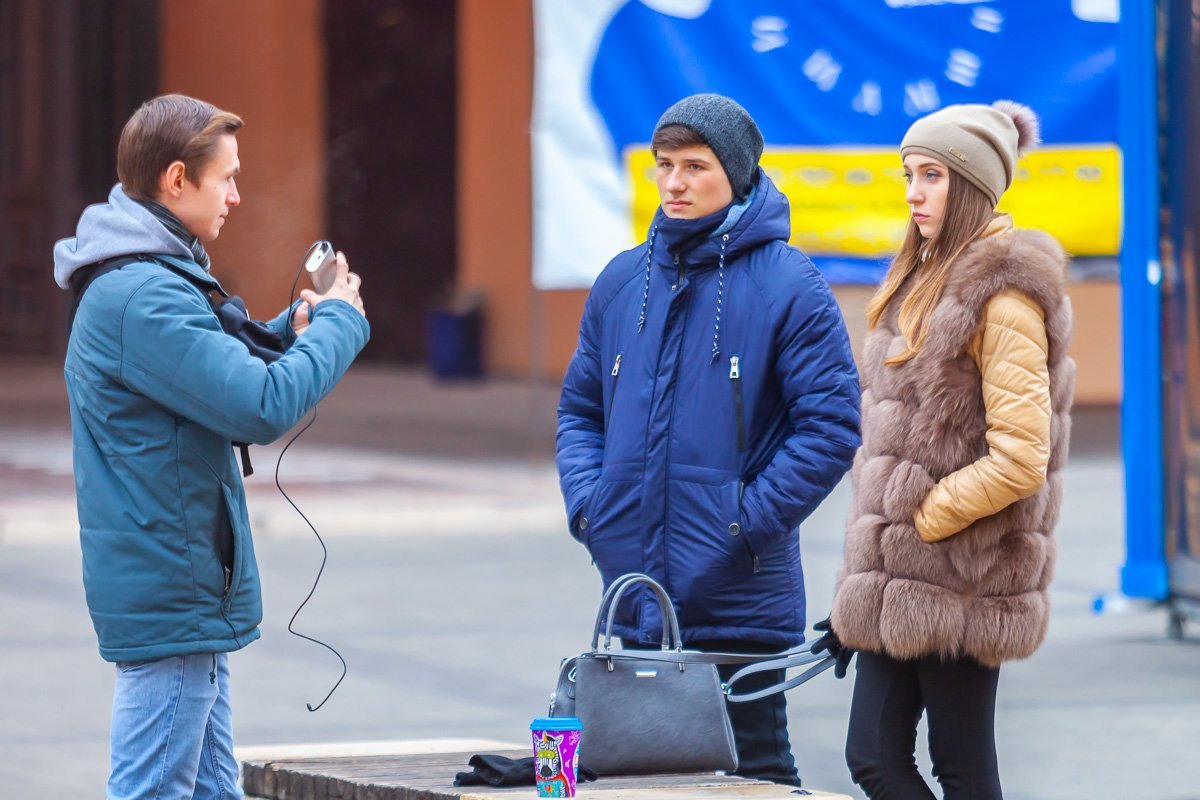 Заряжает невидимую Tesla