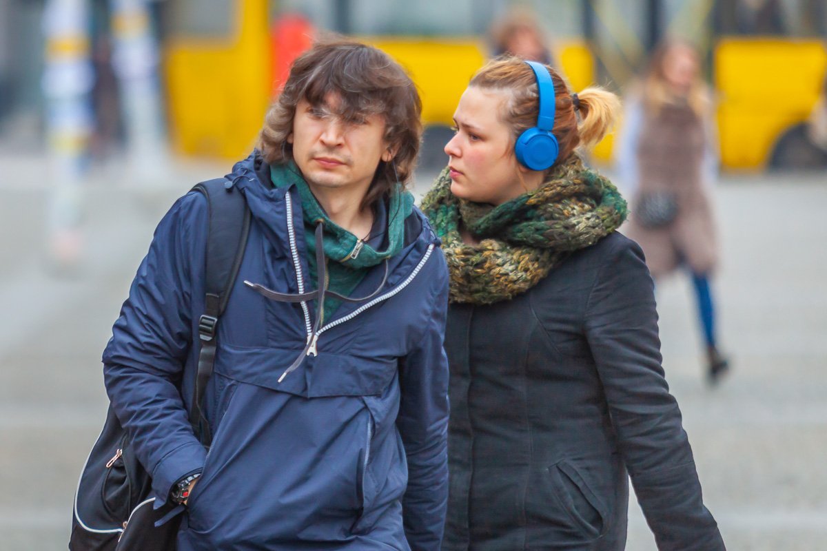 Только не оборачивайся резко, там оператор Информатора