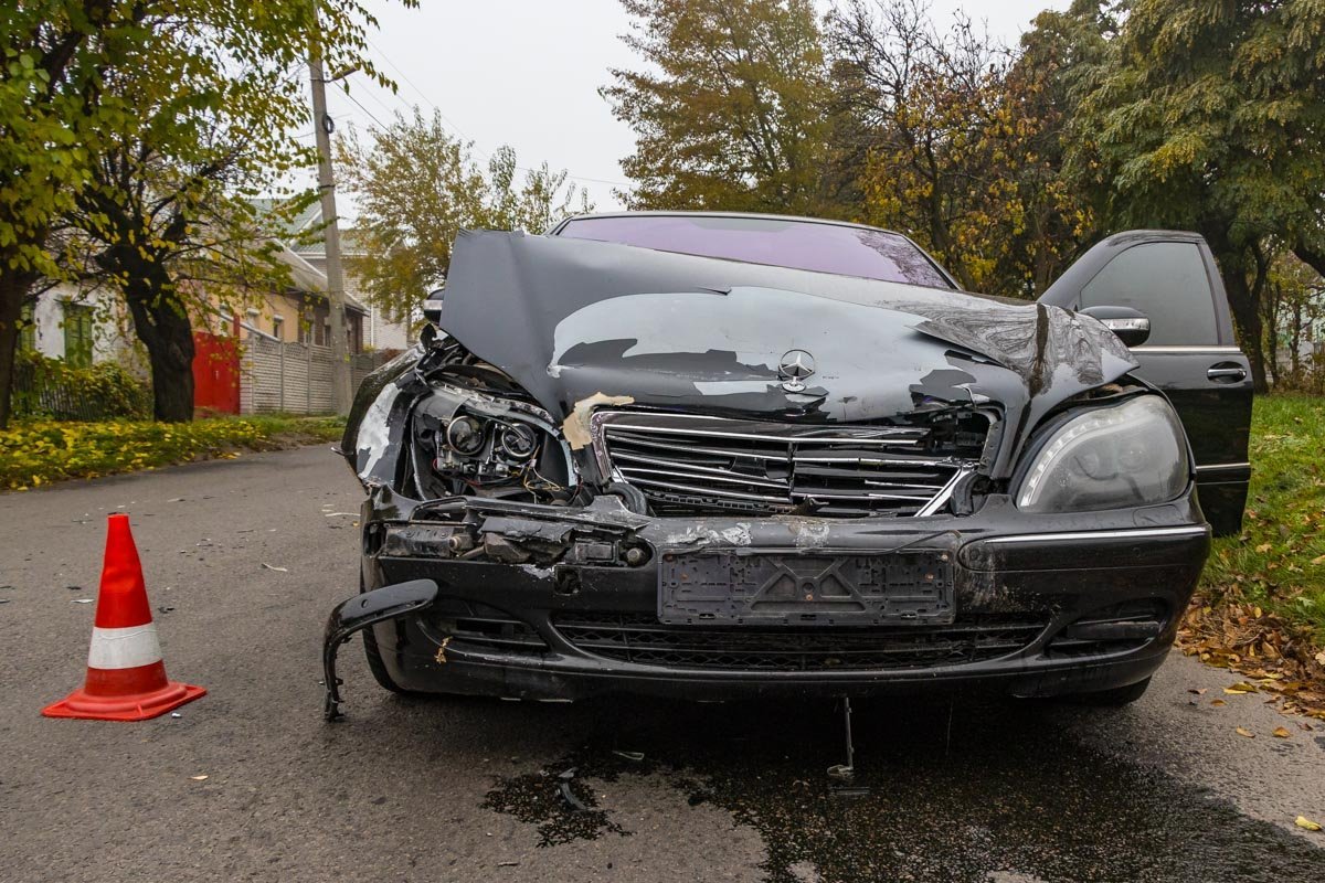 Водитель Mercedes сбежал