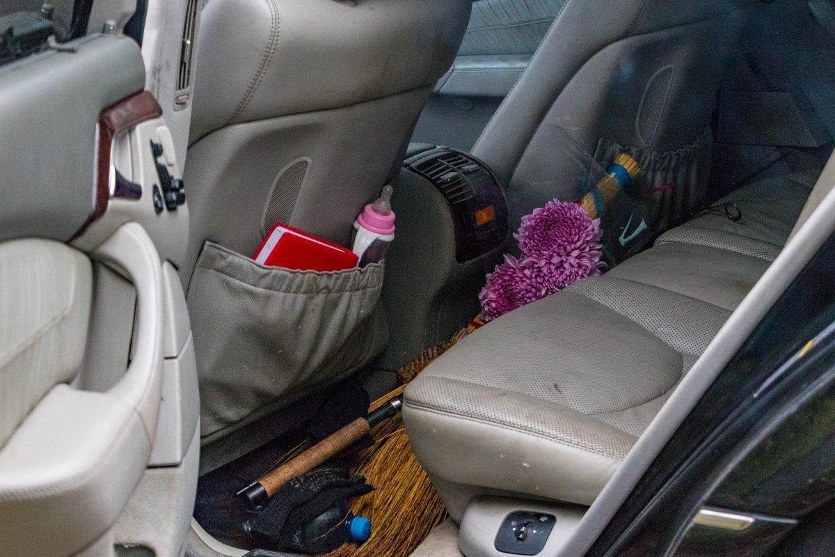 В Mercedes лежали детская бутылочка и цветы