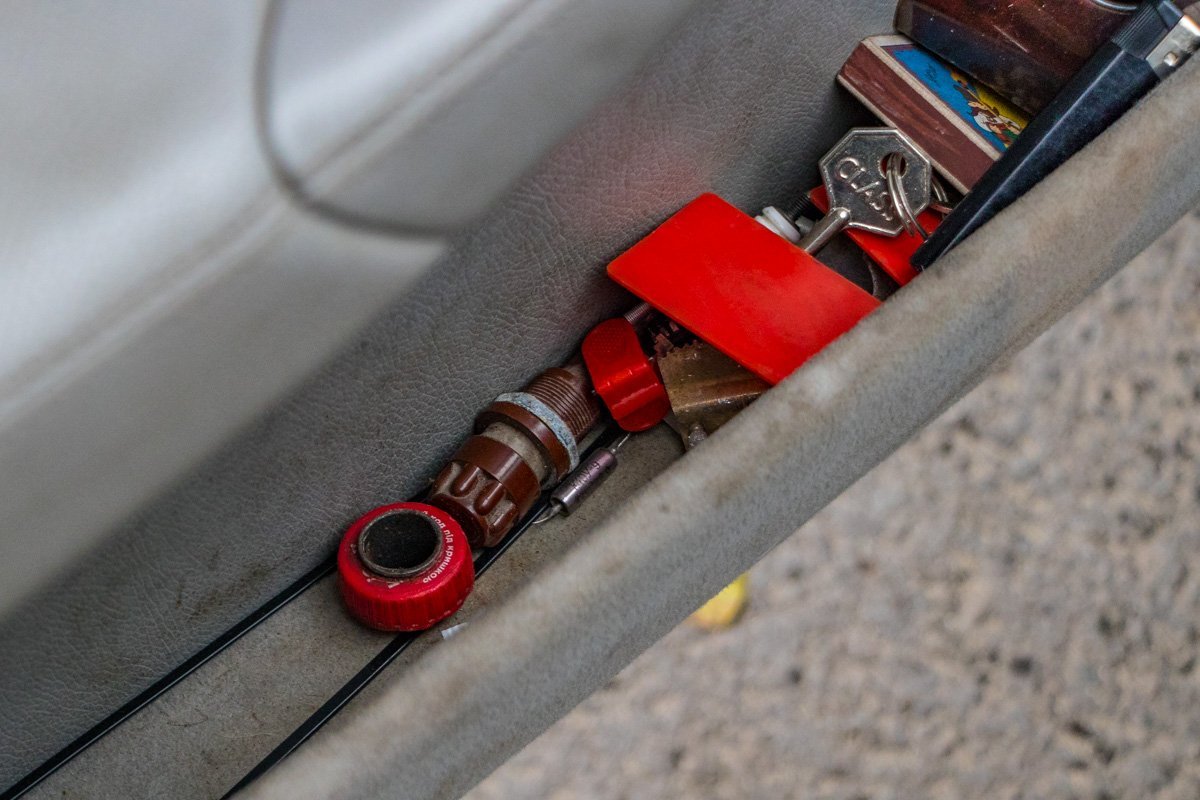 А возле водительского места было устройство для курения марихуаны