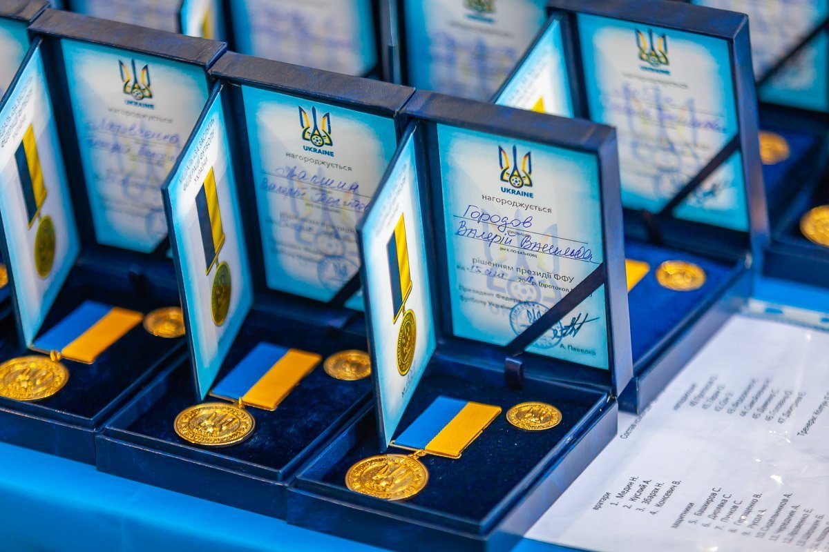 Футболистов "Днепра" почетными медалями наградил президент ФФУ Андрей Павелко