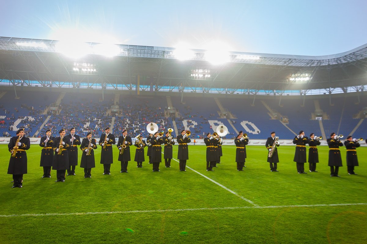 Военный оркестр делал все, чтобы не дать зрителям замерзнуть на трибунах