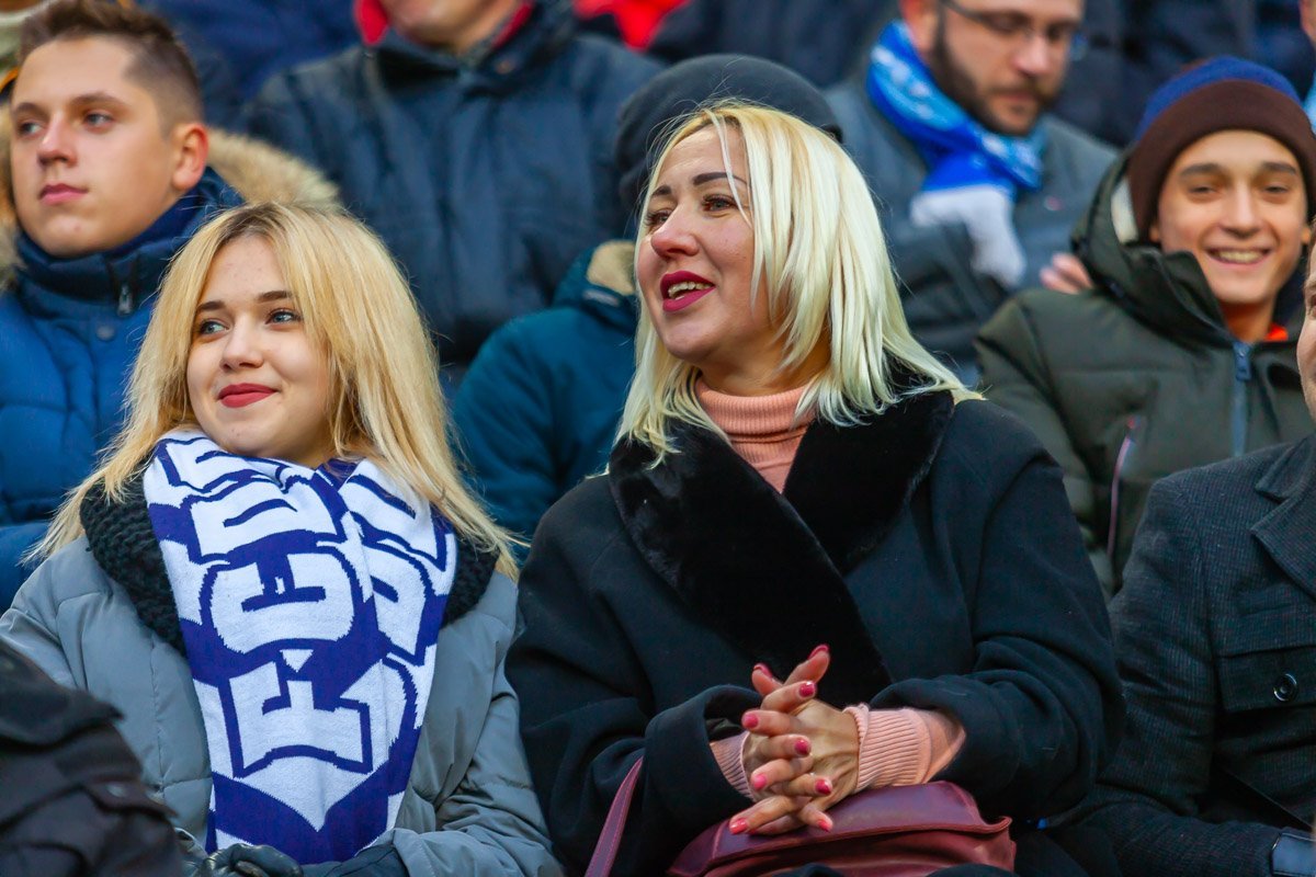 Зрители с интересом наблюдали за игрой 