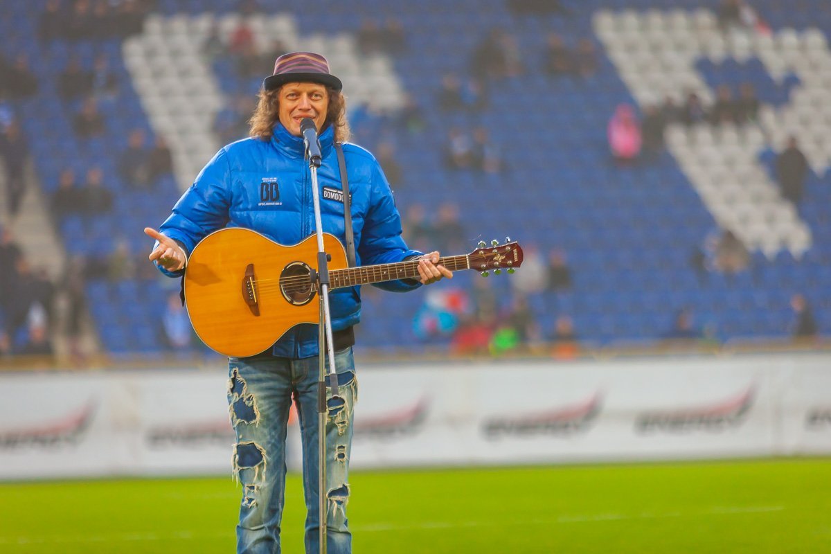 ФК "Днепр" поздравил экс-музыкант группы "ТЕНИ" Станислав Золотов