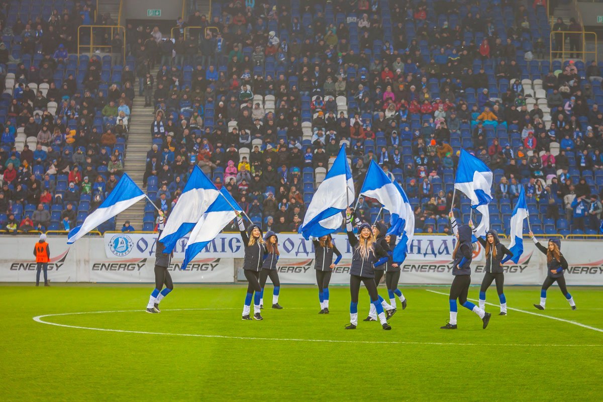 На футбольном поле были танцы 