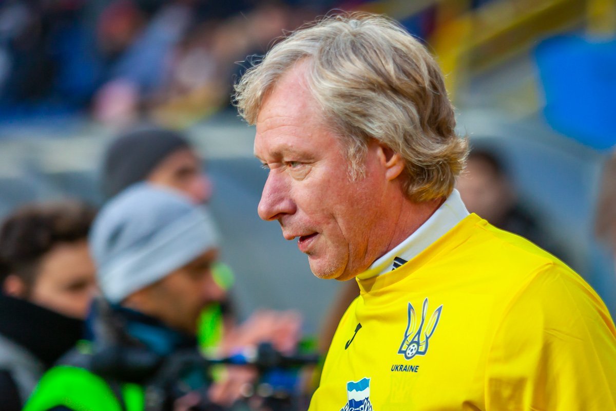 Алексей Михайличенко внимательно следит за игрой своей сборной 