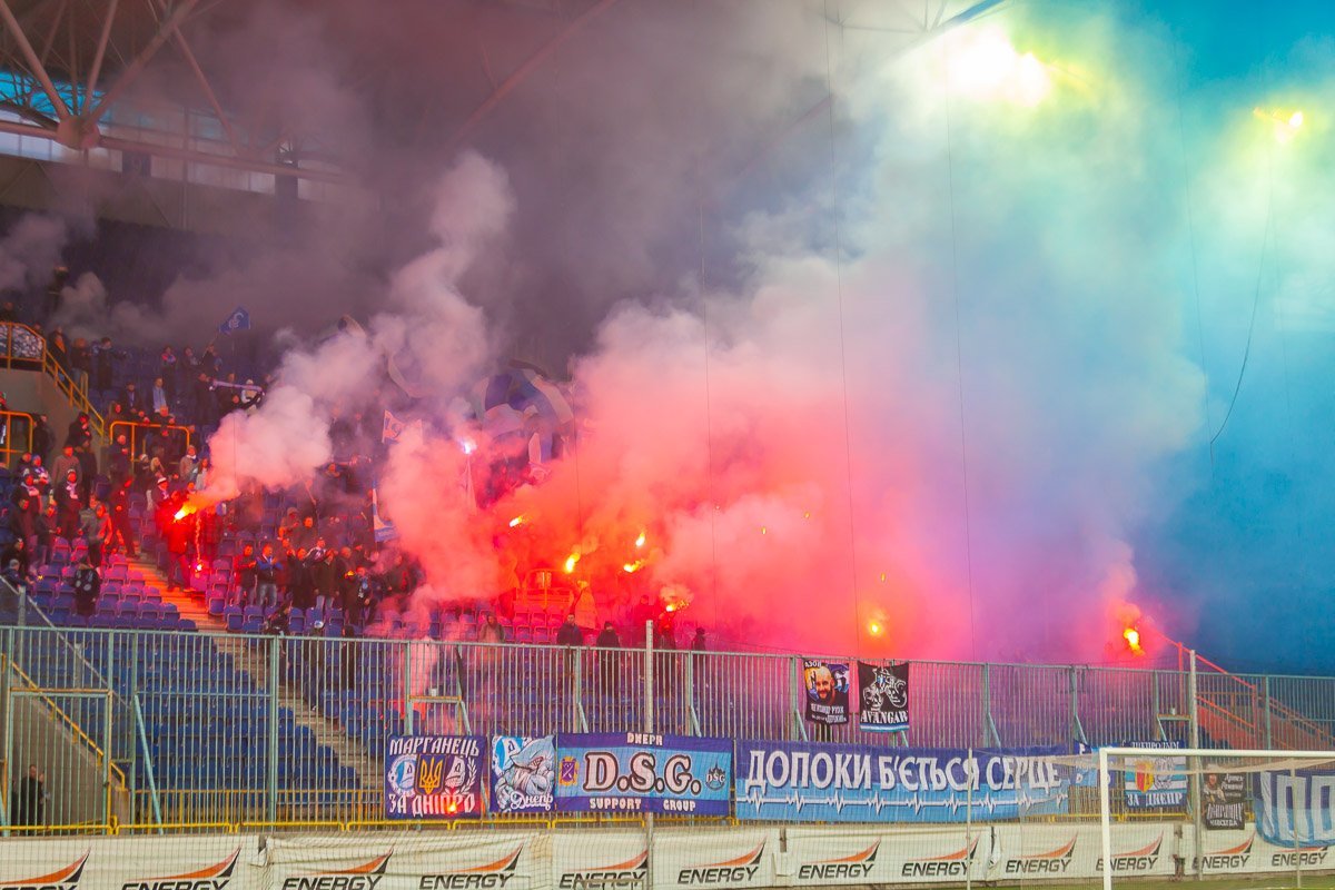 Фаны "Днепра" жгли фаера и газеты 