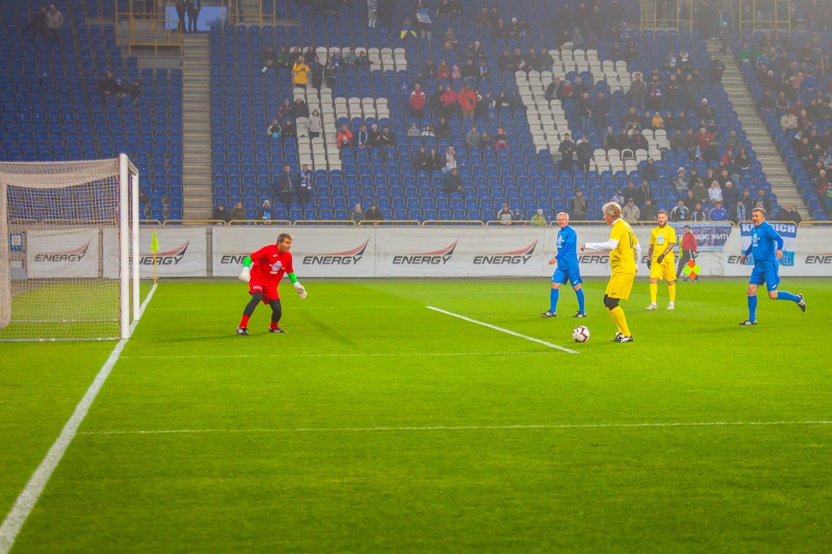 Алексей Михайличенко из убойной позиции попадает во вратаря 