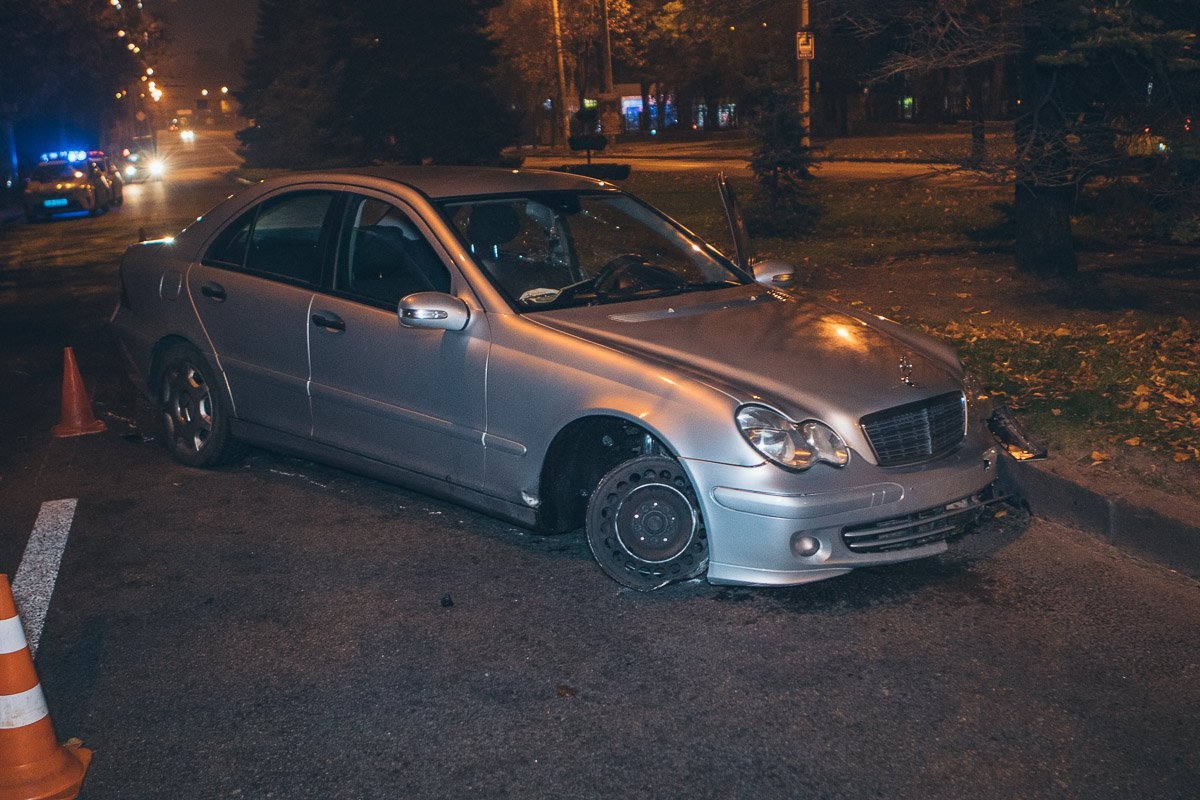 В Днепре на проспекте Гагарина водитель автомобиля Mercedes потерял управление