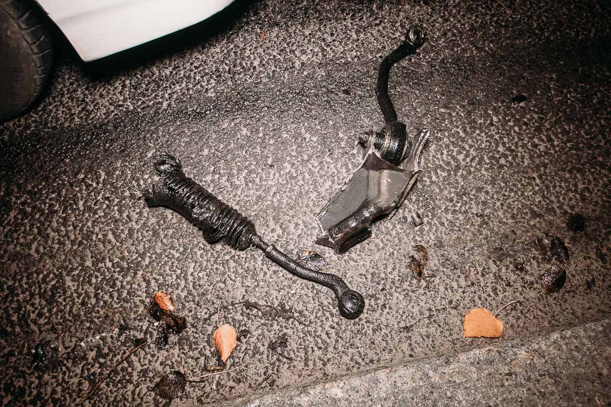 Водитель автомобиля Mercedes въехал в бордюр