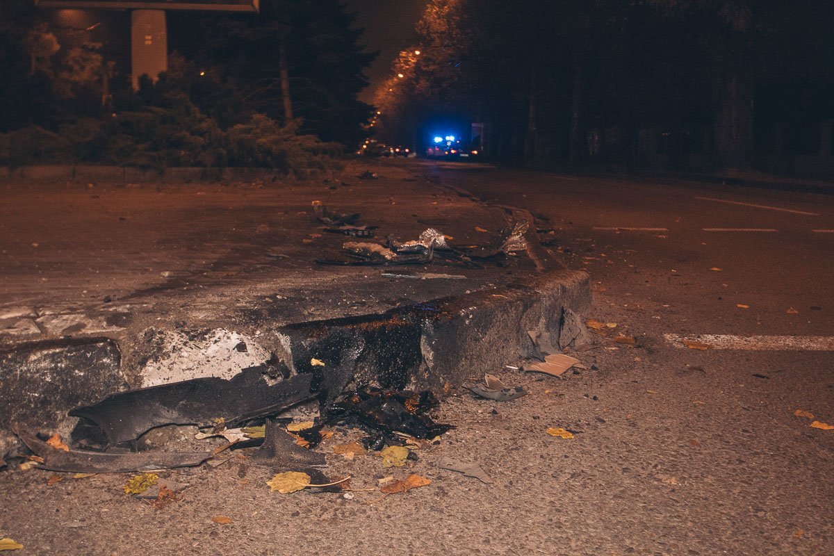 Автомобиль получил серьезные повреждения, его детали разлетелись по дороге и обочине