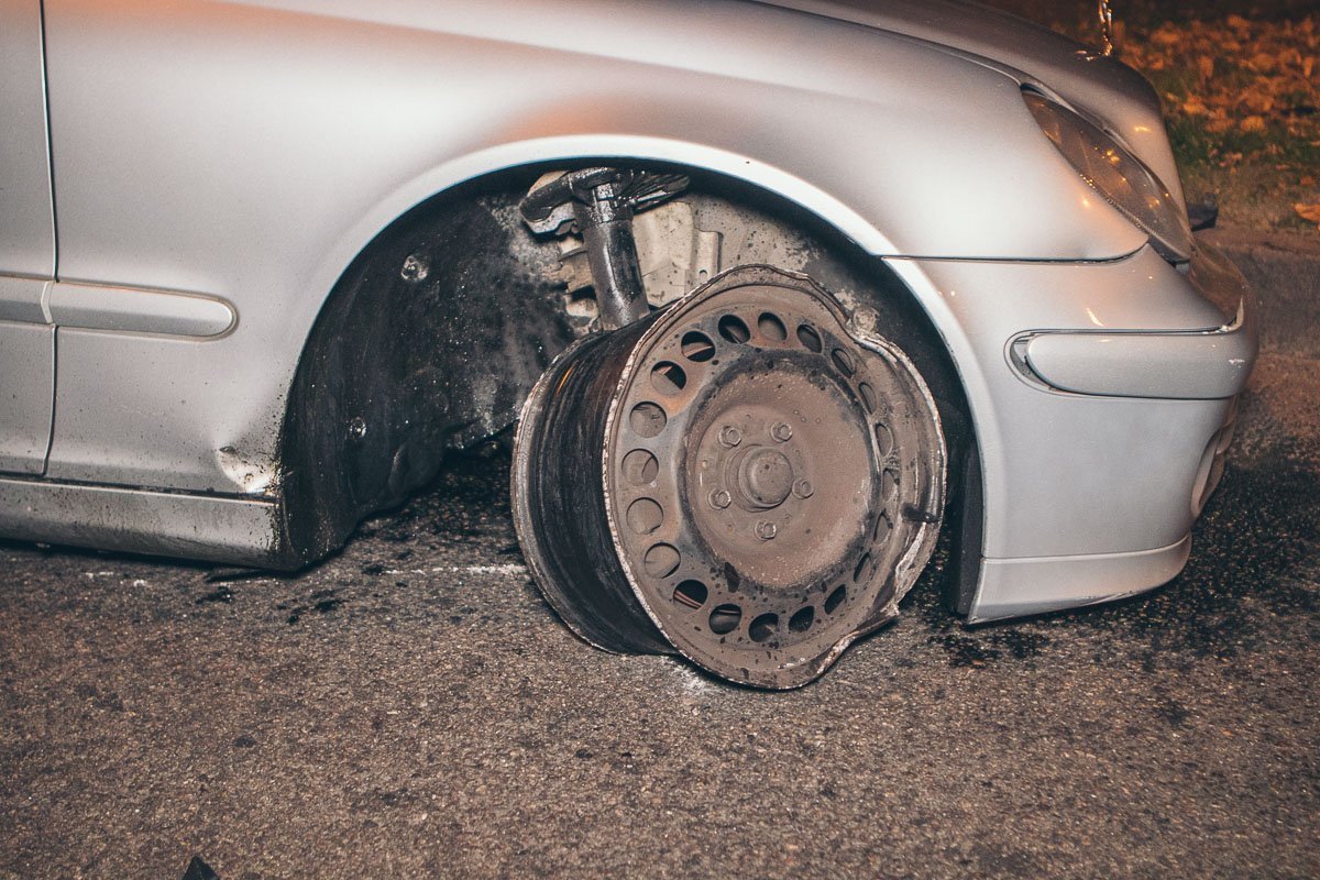 Заявитель утверждает, что в момент аварии в автомобиле Mercedes находились два человека, третьего с ними не было