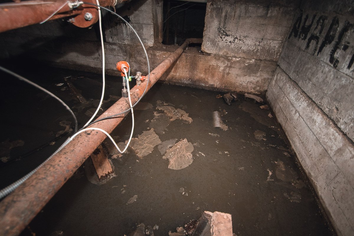 В ЖЭКе дают контакты аварийной службы, которая решает проблему поверхностно, а не глобально В ЖЭКе дают контакты аварийной службы, которая решает проблему поверхностно, а не глобально