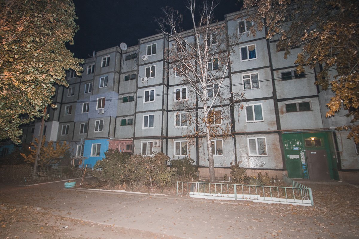 Кроме отвратительного запаха, в квартирах постоянно выбивает свет Кроме отвратительного запаха, в квартирах постоянно выбивает свет