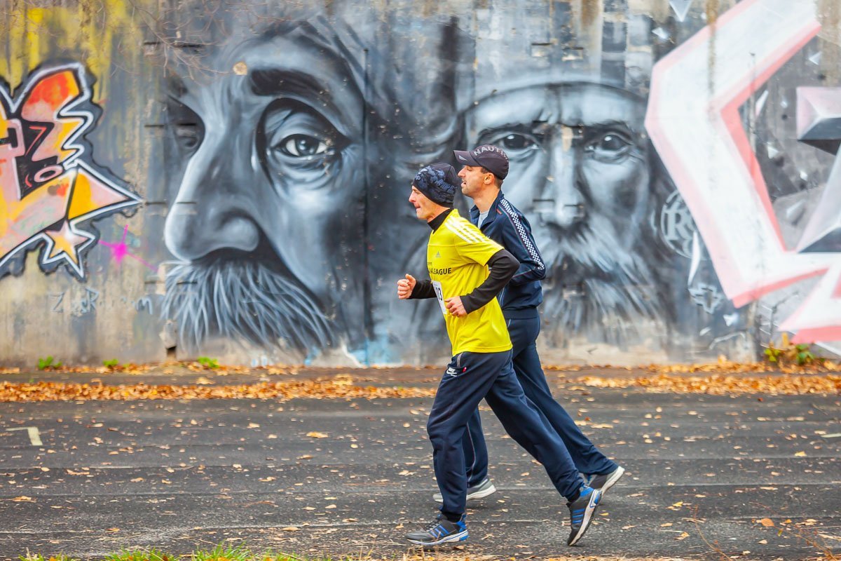 Нога в ногу Нога в ногу