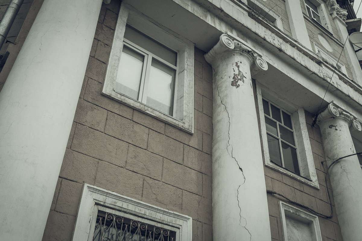 Колонны царапают небо Колонны царапают небо