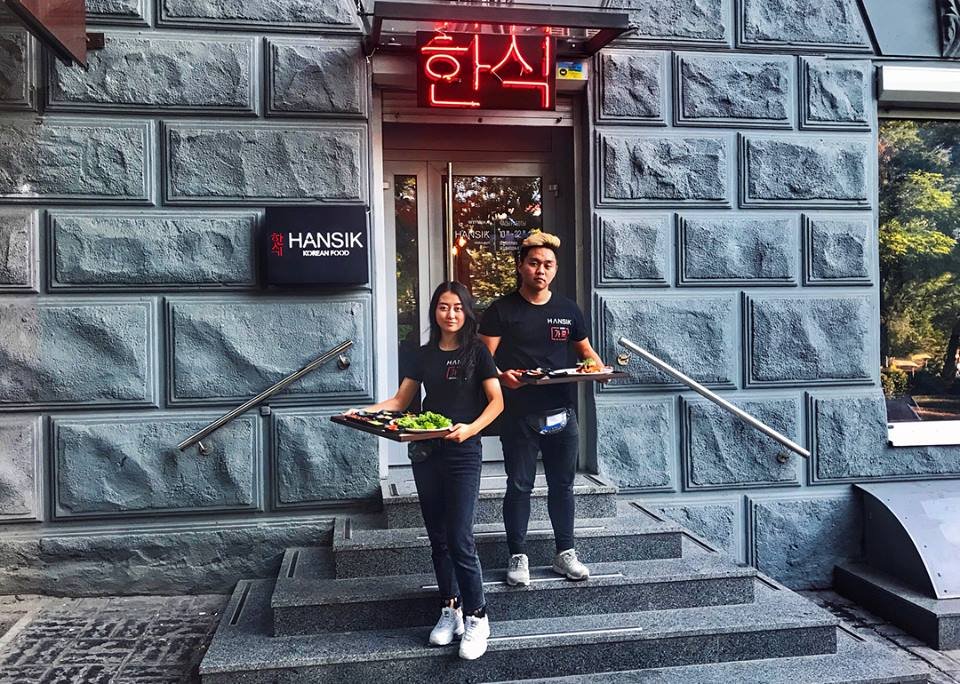 Кафе находится в самом центре города Кафе находится в самом центре города