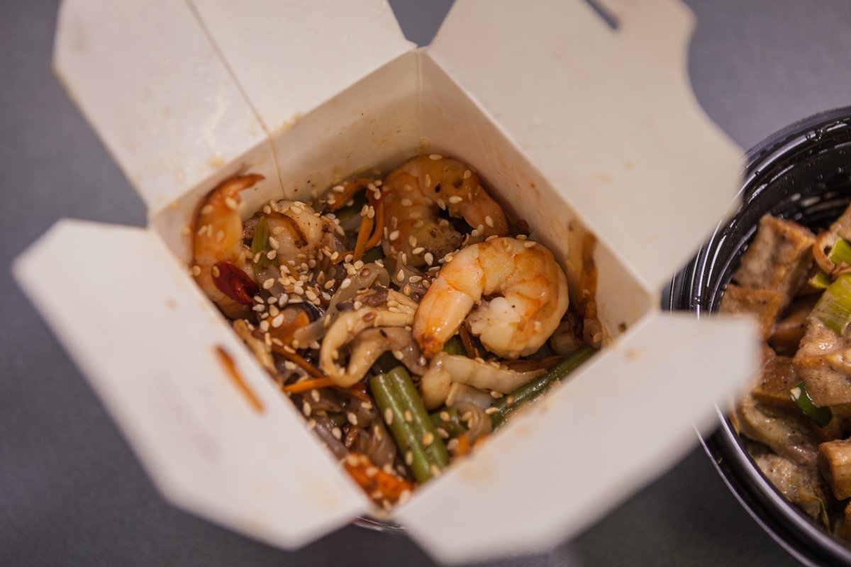 WOK BOX с рисовой лапшой и морепродуктами