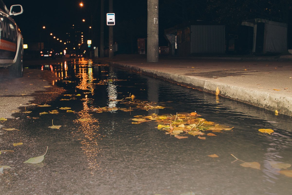 На ж/м Победа-6 вода из люка течет прямо на дорогу