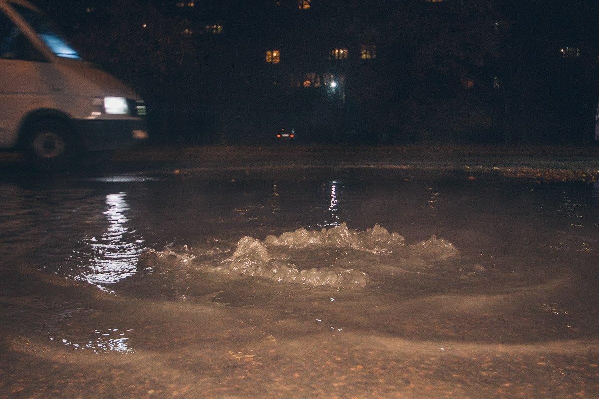 Утечка воды на этом участке до сих пор не остановлена