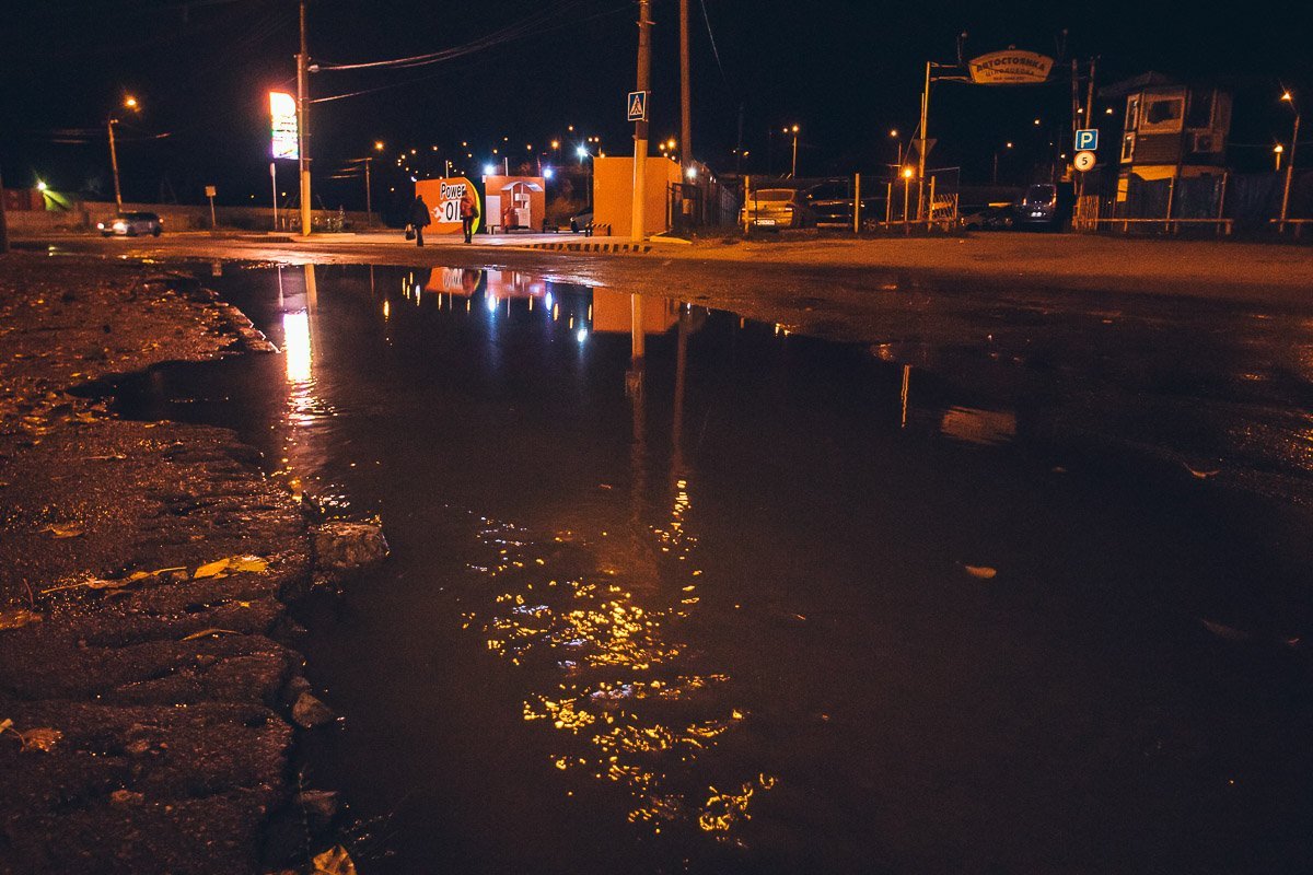 На дороге образовалась большая лужа, автомобилистам лучше выбирать альтернативные варианты движения