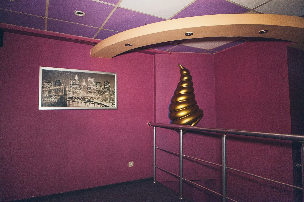 В первой комнате, которая находилась возле входа, стояли столы с компьютерами