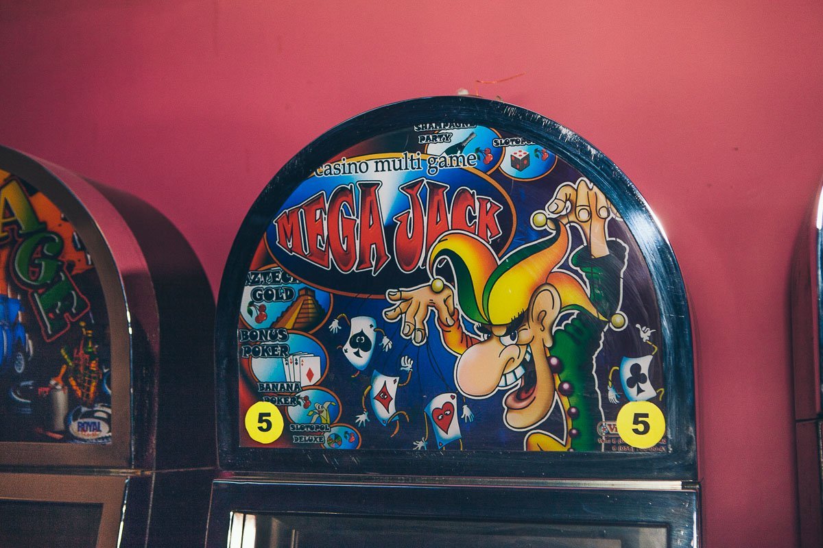 Полицейские увидели в компьютерном зале еще одну дверь и попросили ее открыть