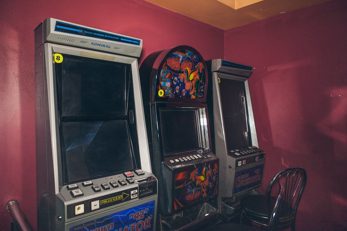 Администрация открыла второй зал и там оказались игровые автоматы, оборудованные купюроприемниками