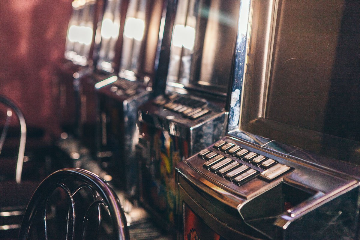 В зале проводится изъятие игровой техники