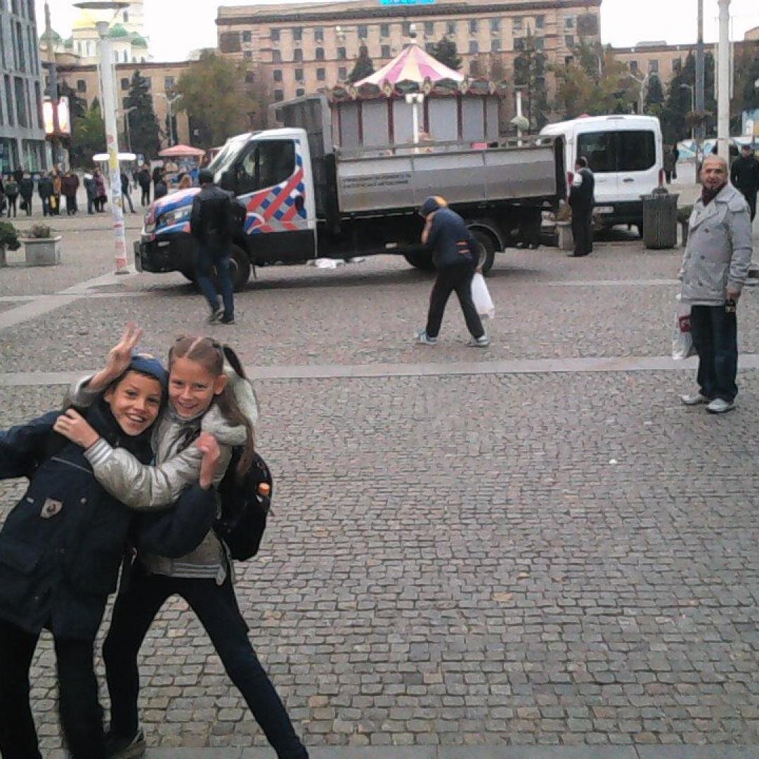 Молодое поколение горожан передают привет коммунальщикам