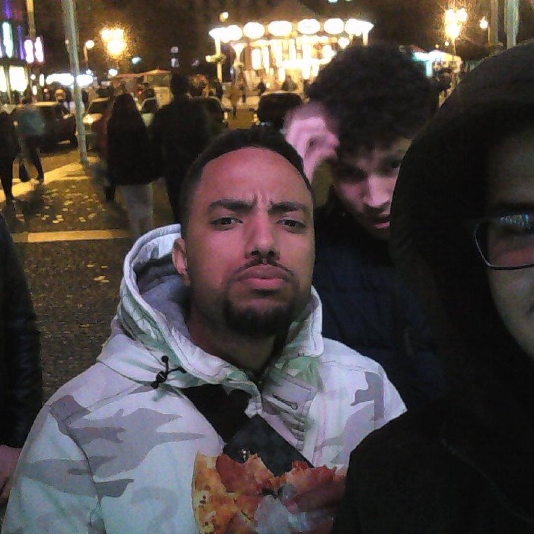 Когда одновременно ешь и пытаешься держать лицо