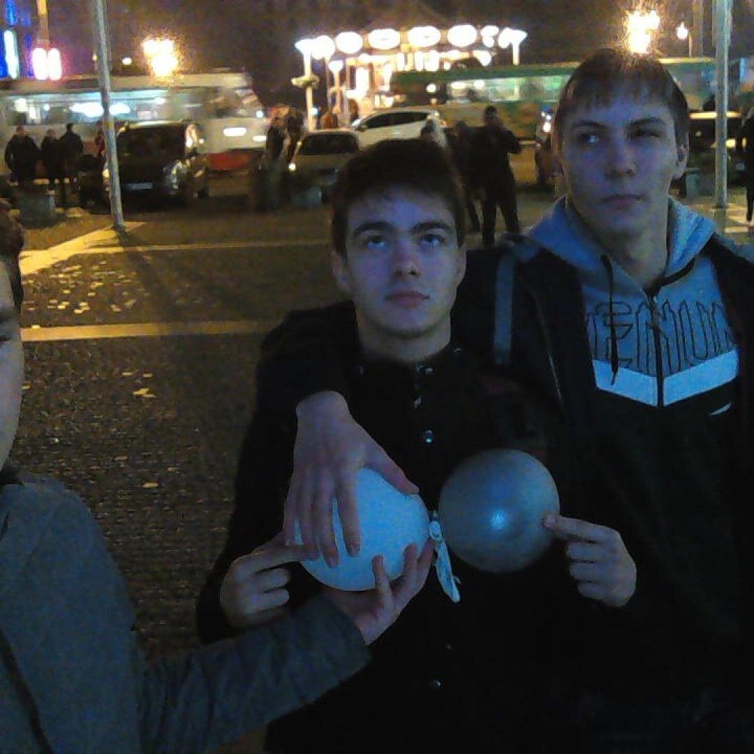 Парни ответственно приготовились к  созданию селфи