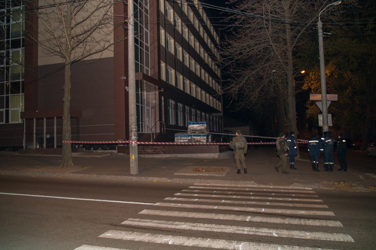 Возле здания административного суда нашли странный портфель Возле здания административного суда нашли странный портфель