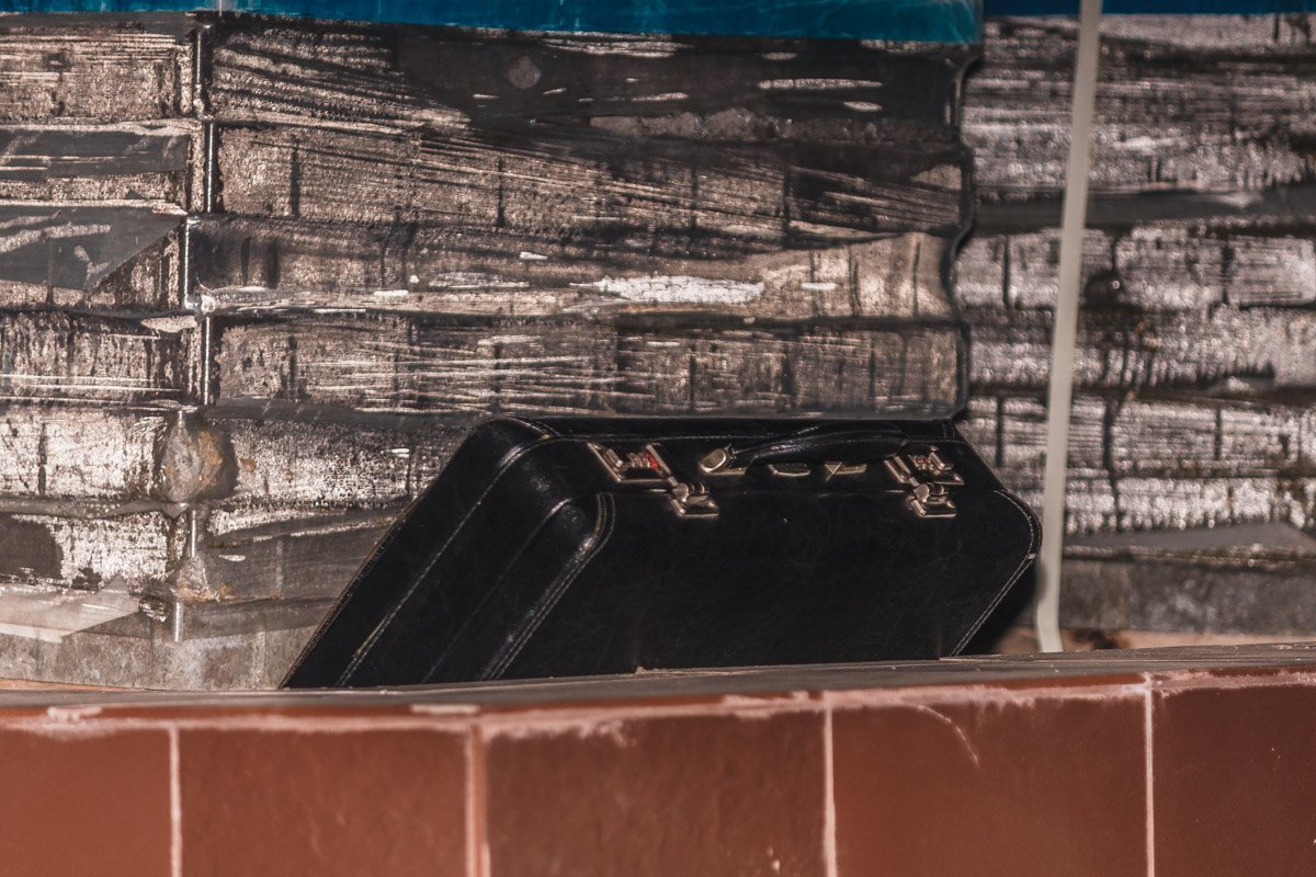 Первым портфель заметил охранник Первым портфель заметил охранник