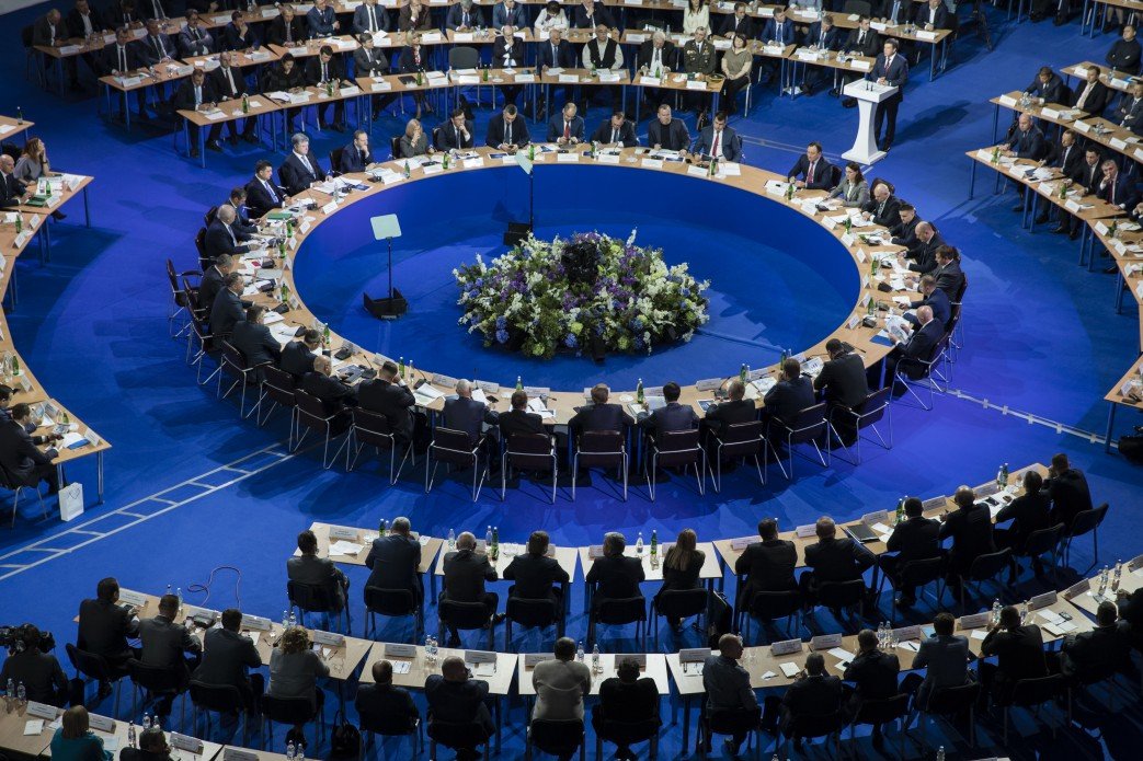 На заседание приехали делегаты, представляющие различные уровни местной власти На заседание приехали делегаты, представляющие различные уровни местной власти