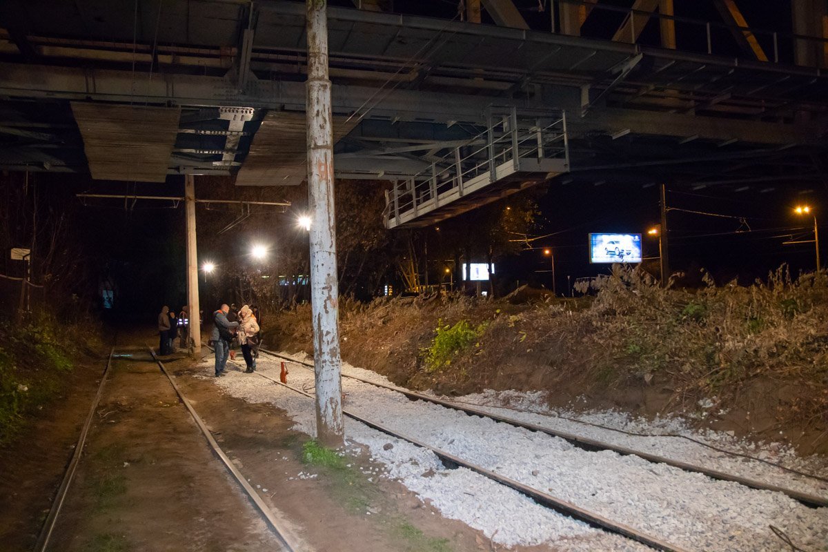 Ночью ремонтировали трамвайные колеи под Амурским мостом