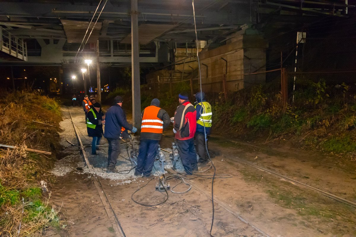 Под мостом заменят около 30 м трамвайных путей