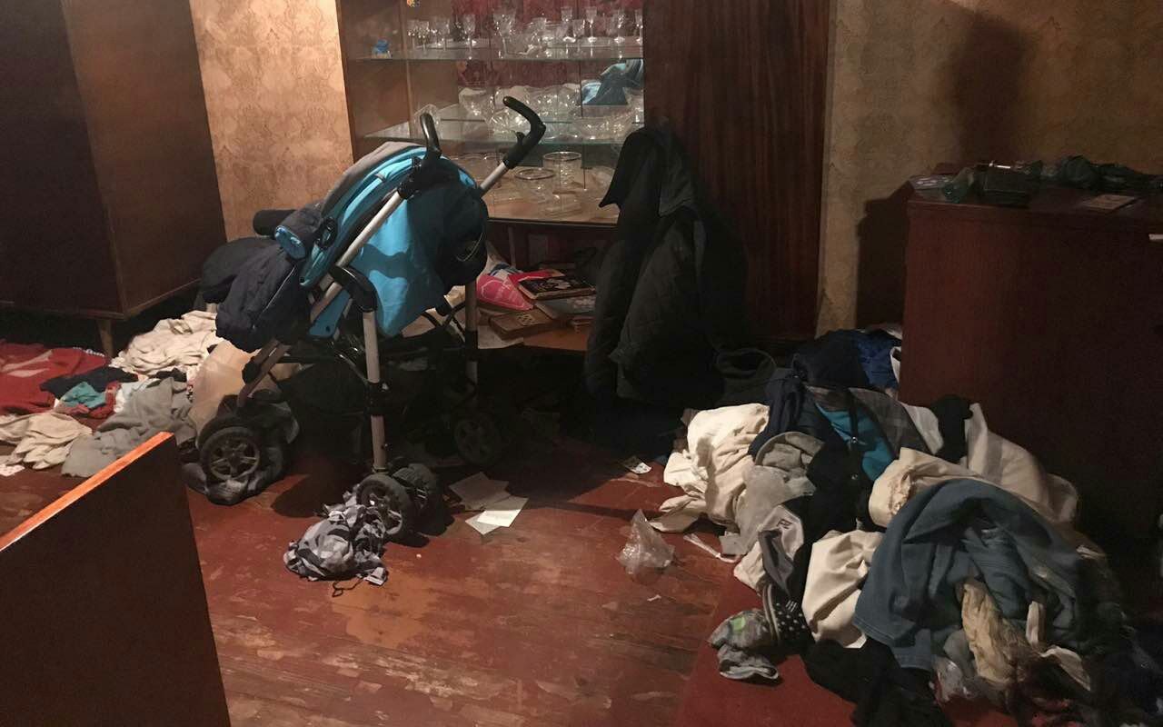 В квартире разбросаны вещи В квартире разбросаны вещи