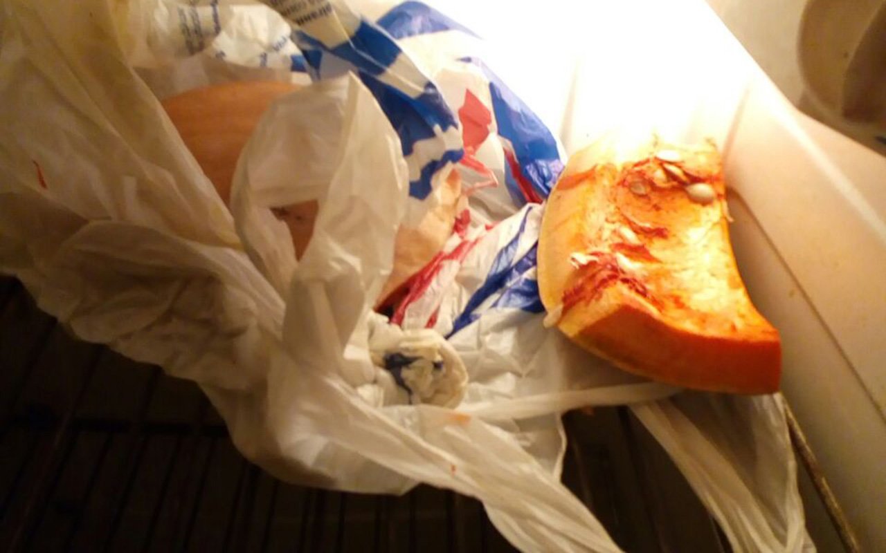 Годовалый малыш был очень голодным Годовалый малыш был очень голодным