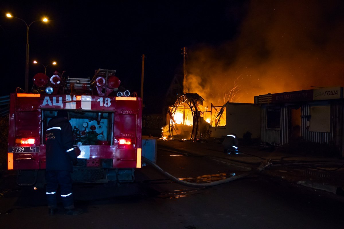 Буквально в считанные минуты оба помещения сгорели дотла  Буквально в считанные минуты оба помещения сгорели дотла