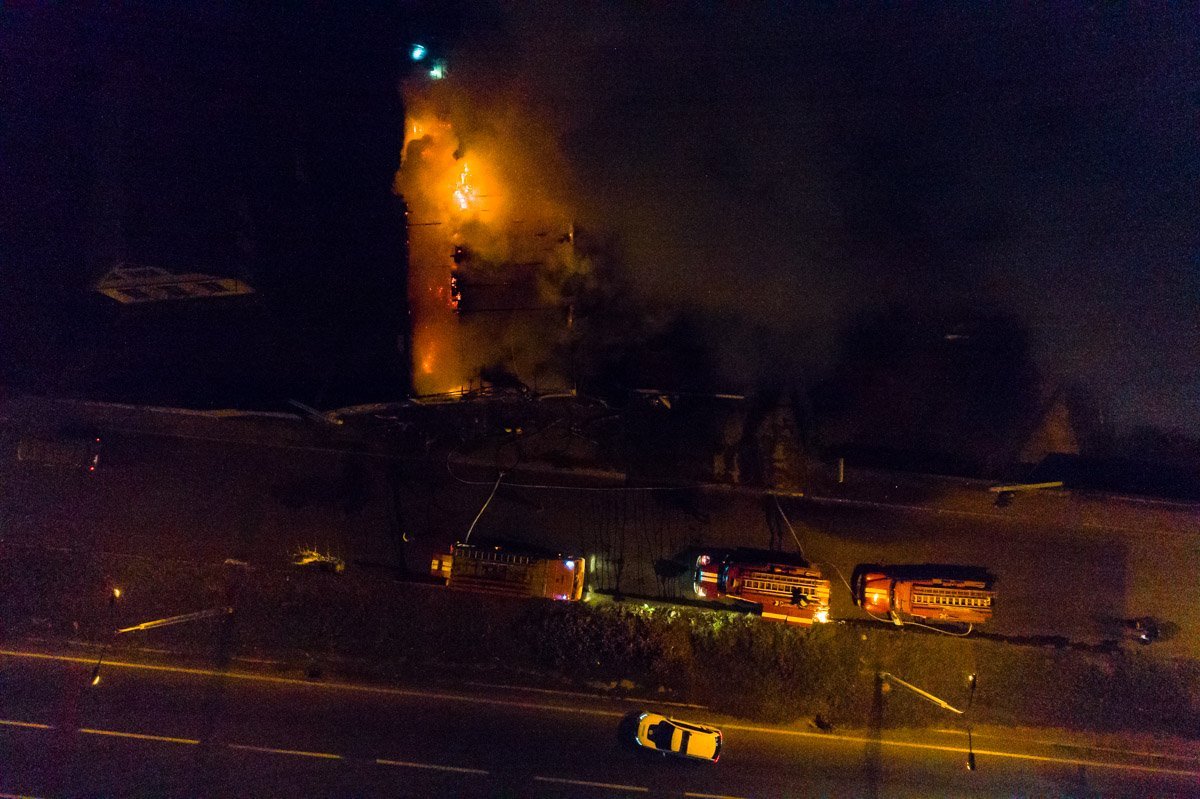 На борьбу с огнем направили несколько бригад ГСЧС На борьбу с огнем направили несколько бригад ГСЧС