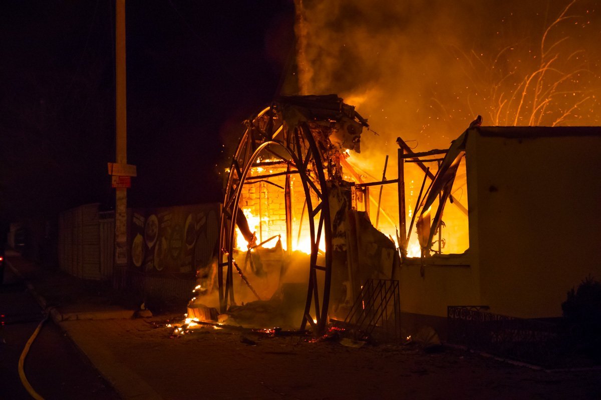 В 5:43 спасателям удалось локализовать пожар  В 5:43 спасателям удалось локализовать пожар