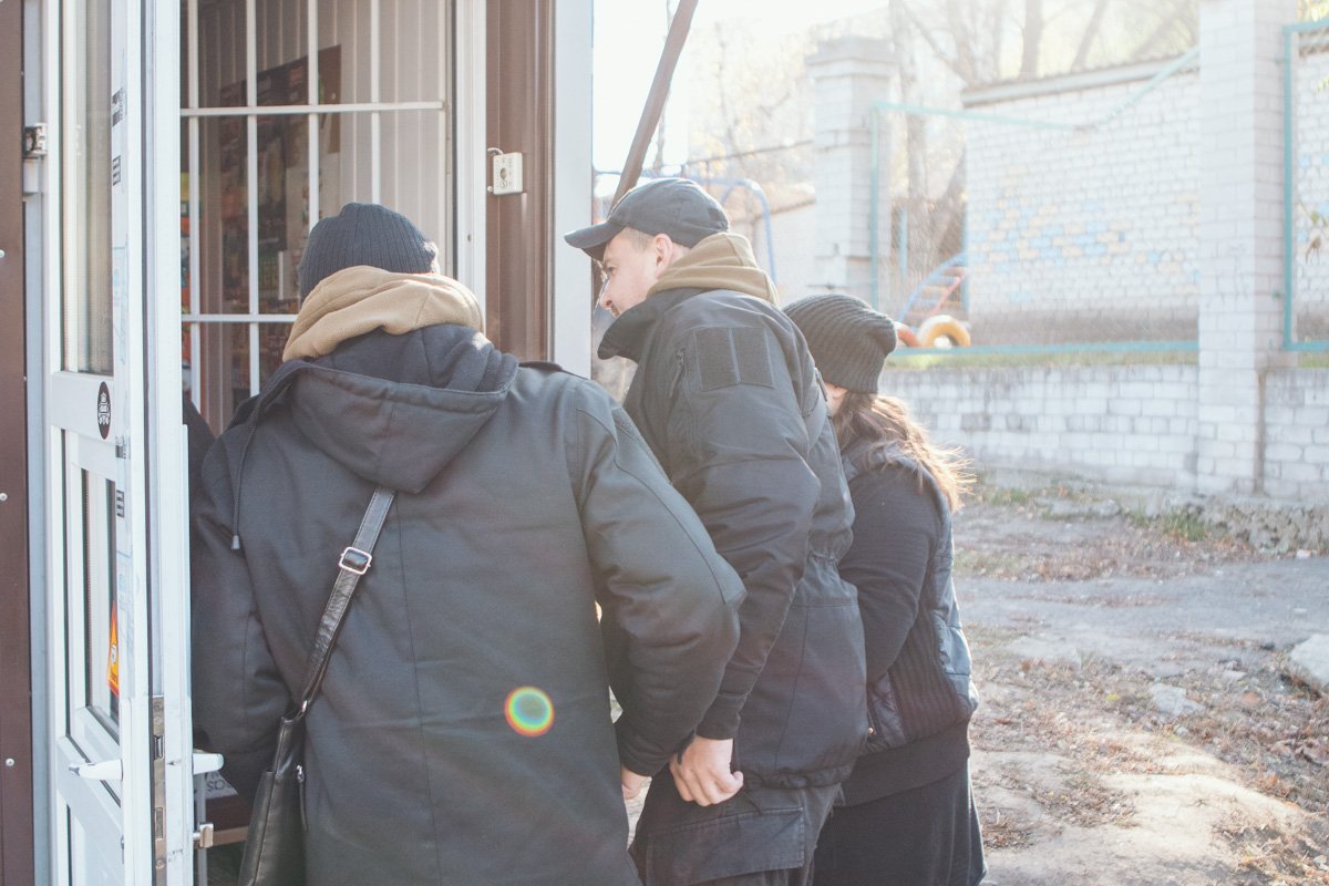 Женщину муниципалам пришлось буквально выгонять из помещения